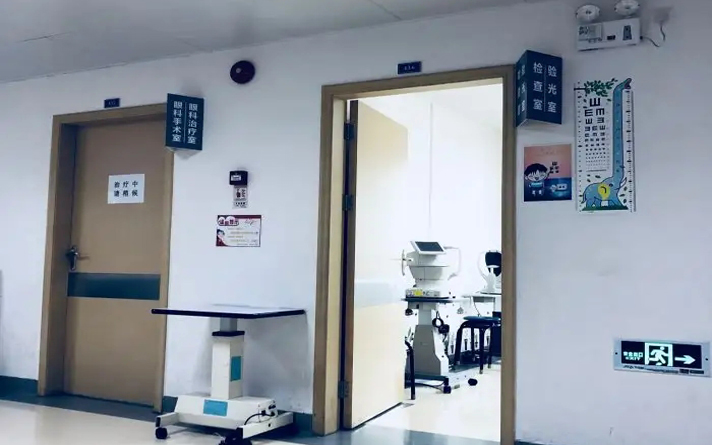 醫療病房門玻璃推拉門太占位，不如試試PVC折疊門，省錢省事省空間